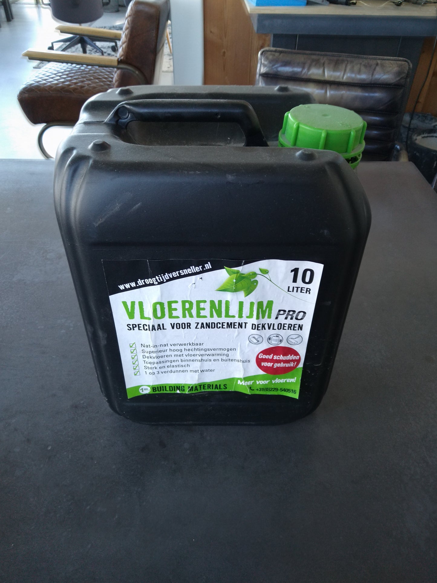 Vloerenlijm speciaal voor zandcementdekvloeren